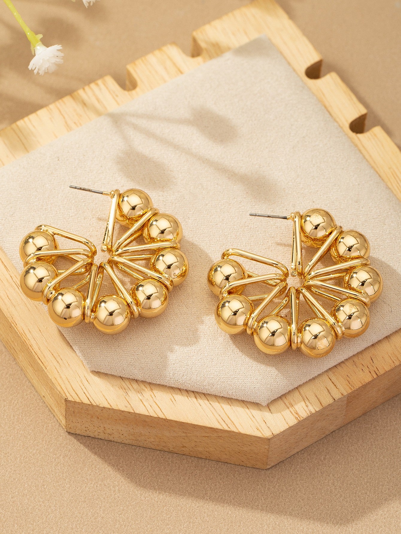 GOLD FLOWER HOLLOW EARRINGS
