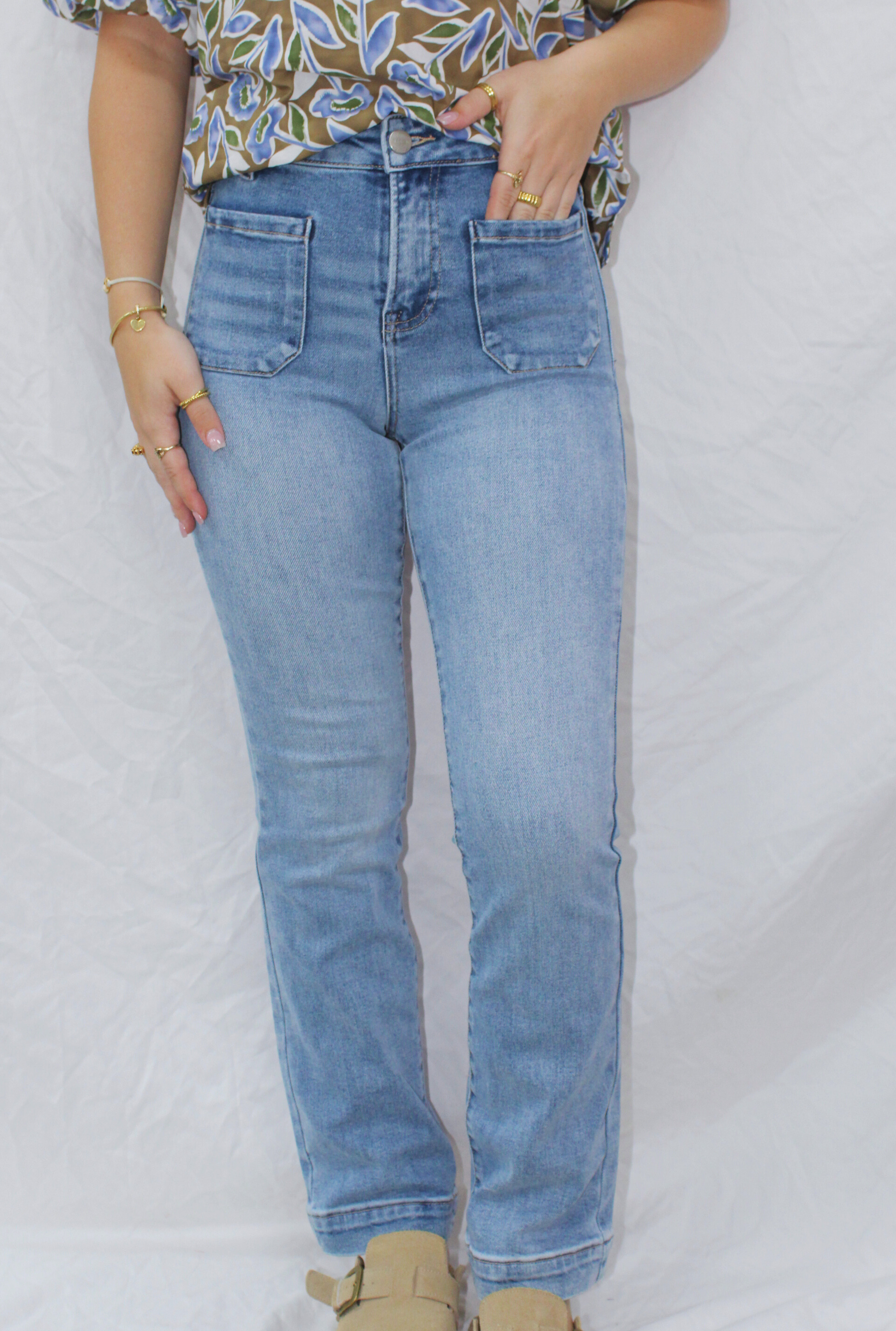 HIGH RISE ANKLE BOOTCUT PATCH POCKET JEANS