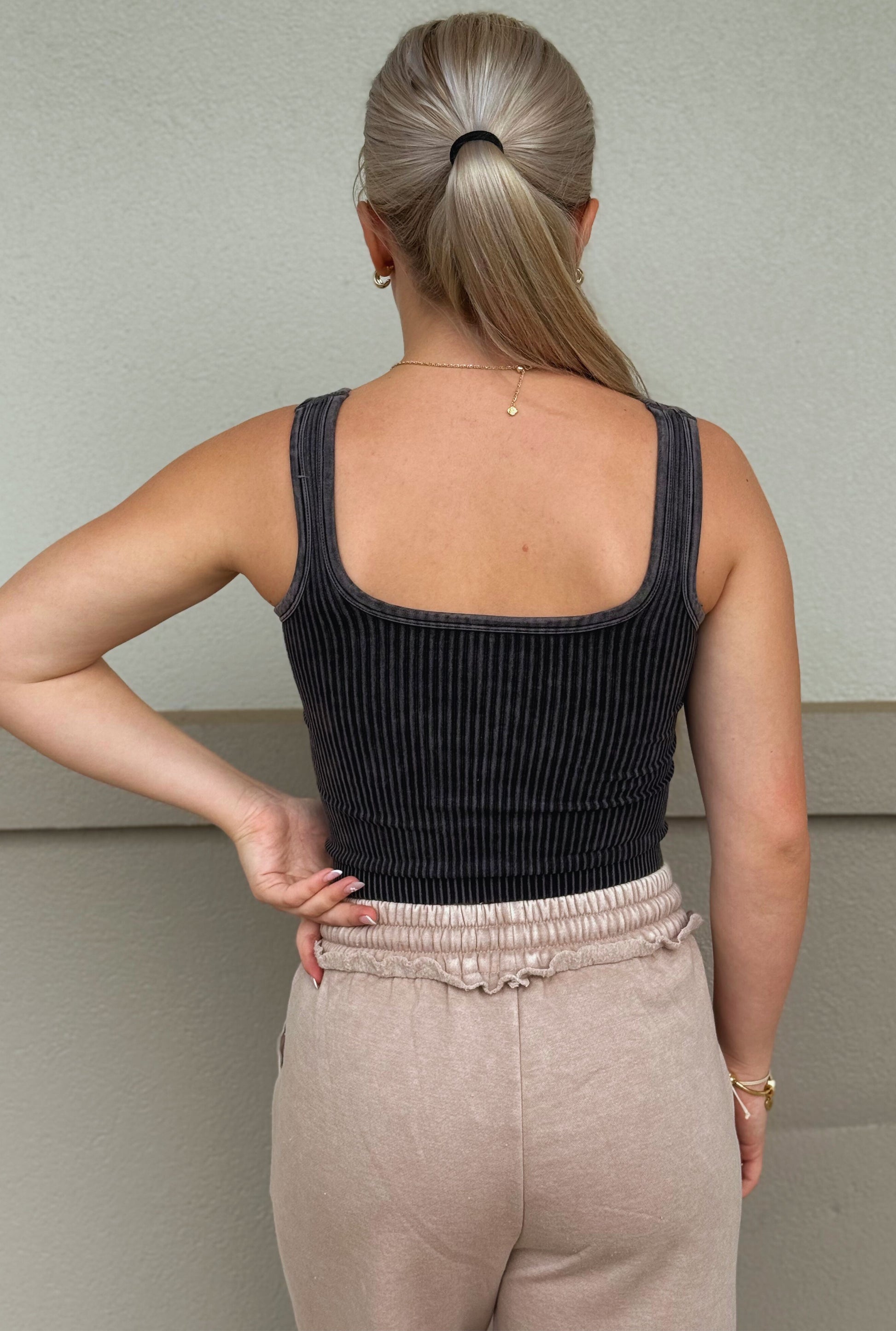 BLACK SEAMLESS TANK