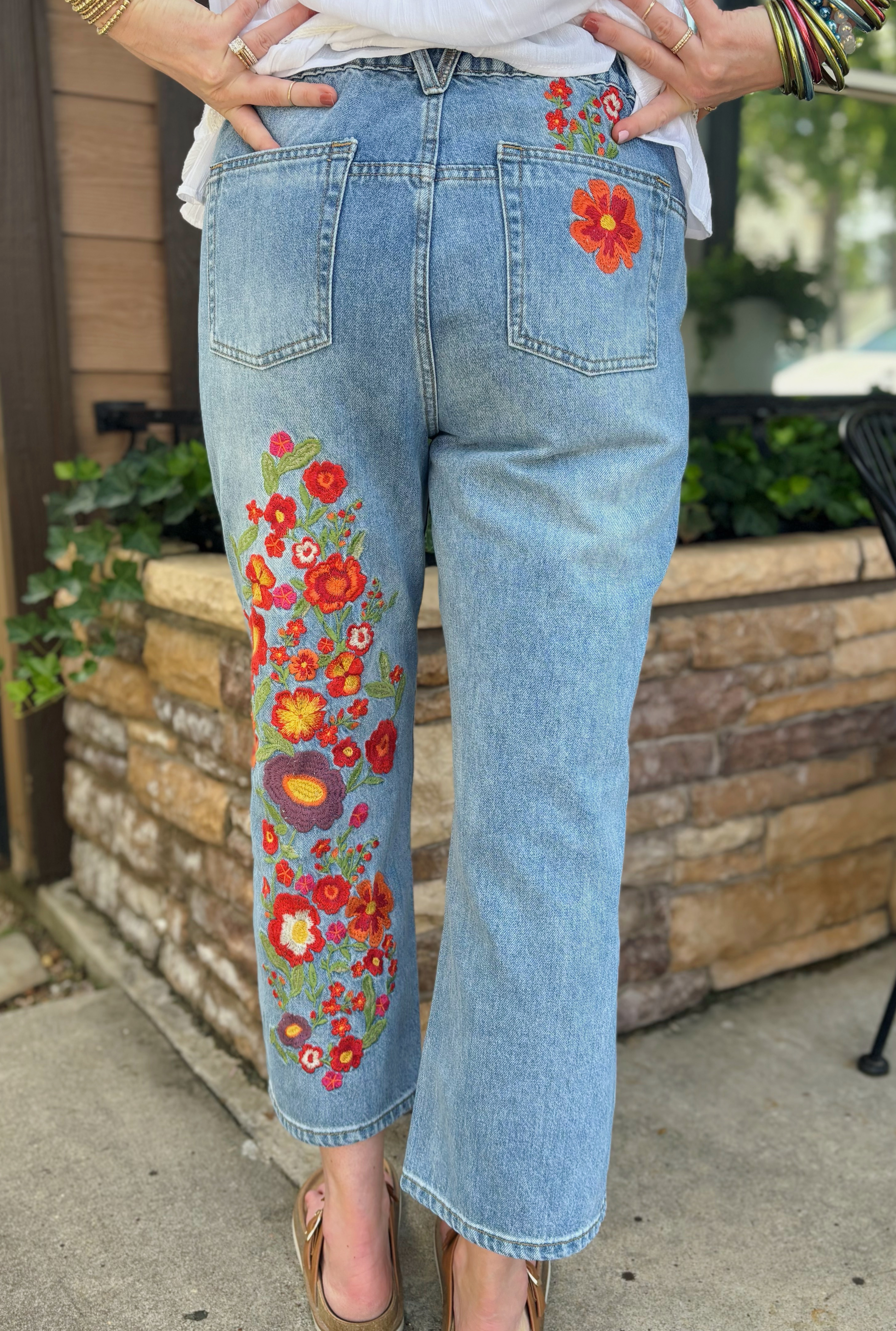 WASHED FLOWER EMBROIDERY DENIM JEANS