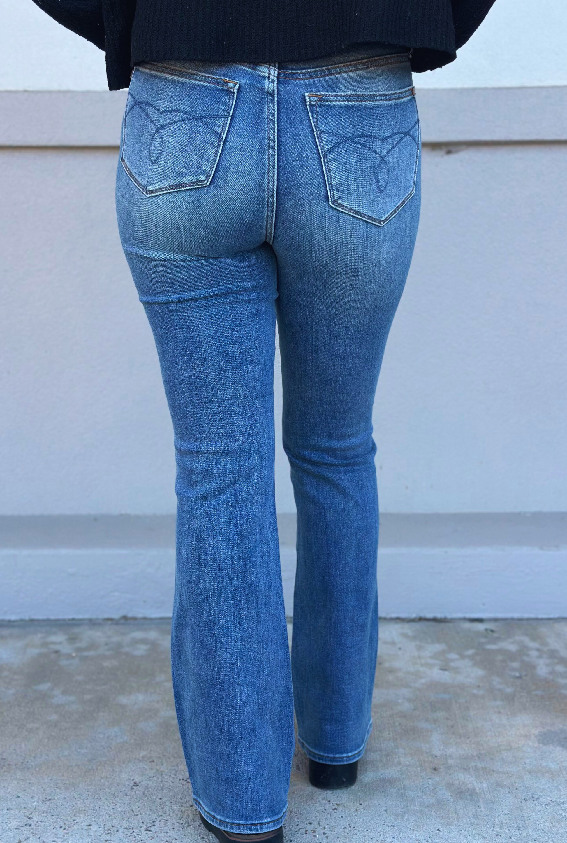 SHORT JUDY BLUE BOOTCUT JEANS