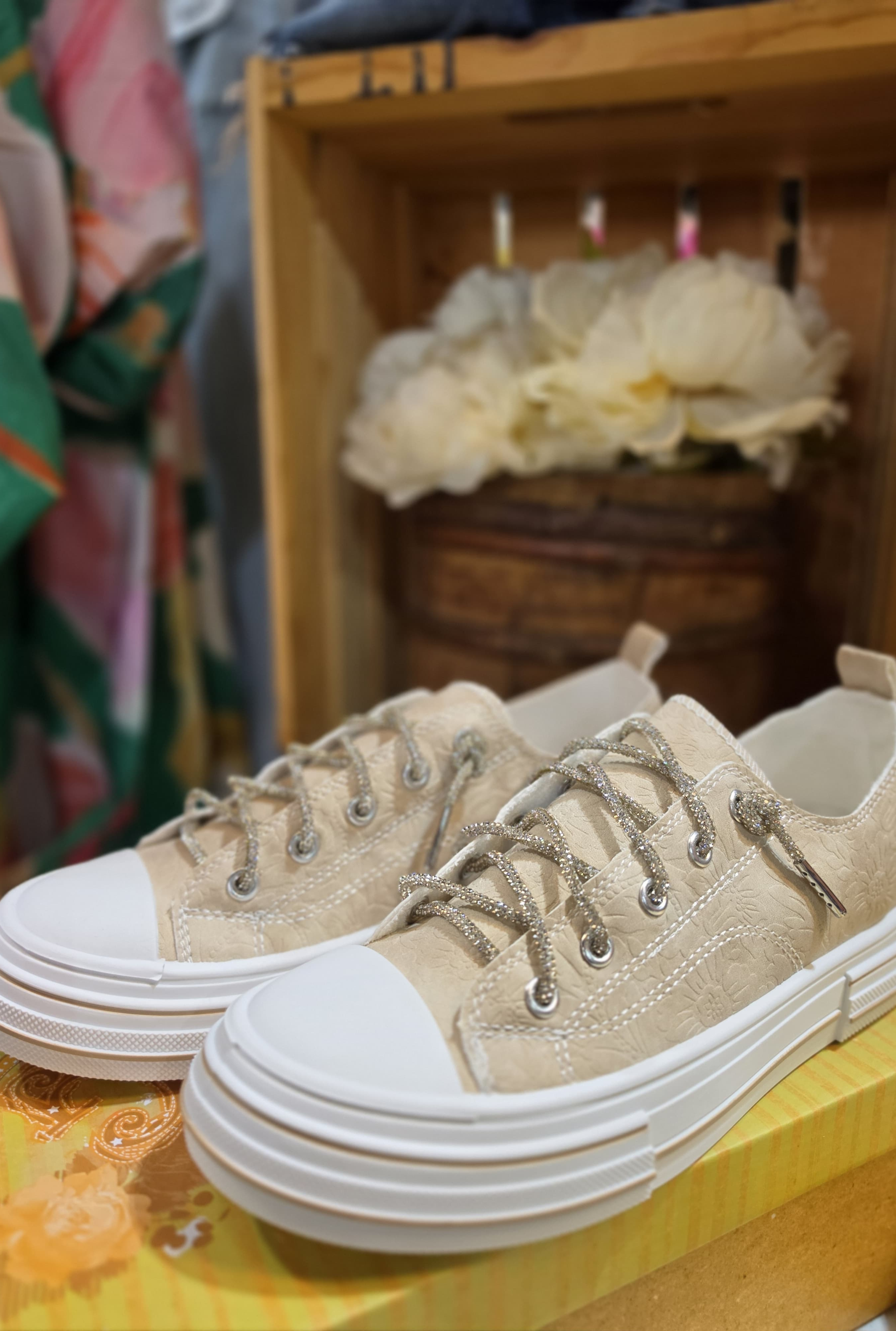 CREAM TOOLED AMAN