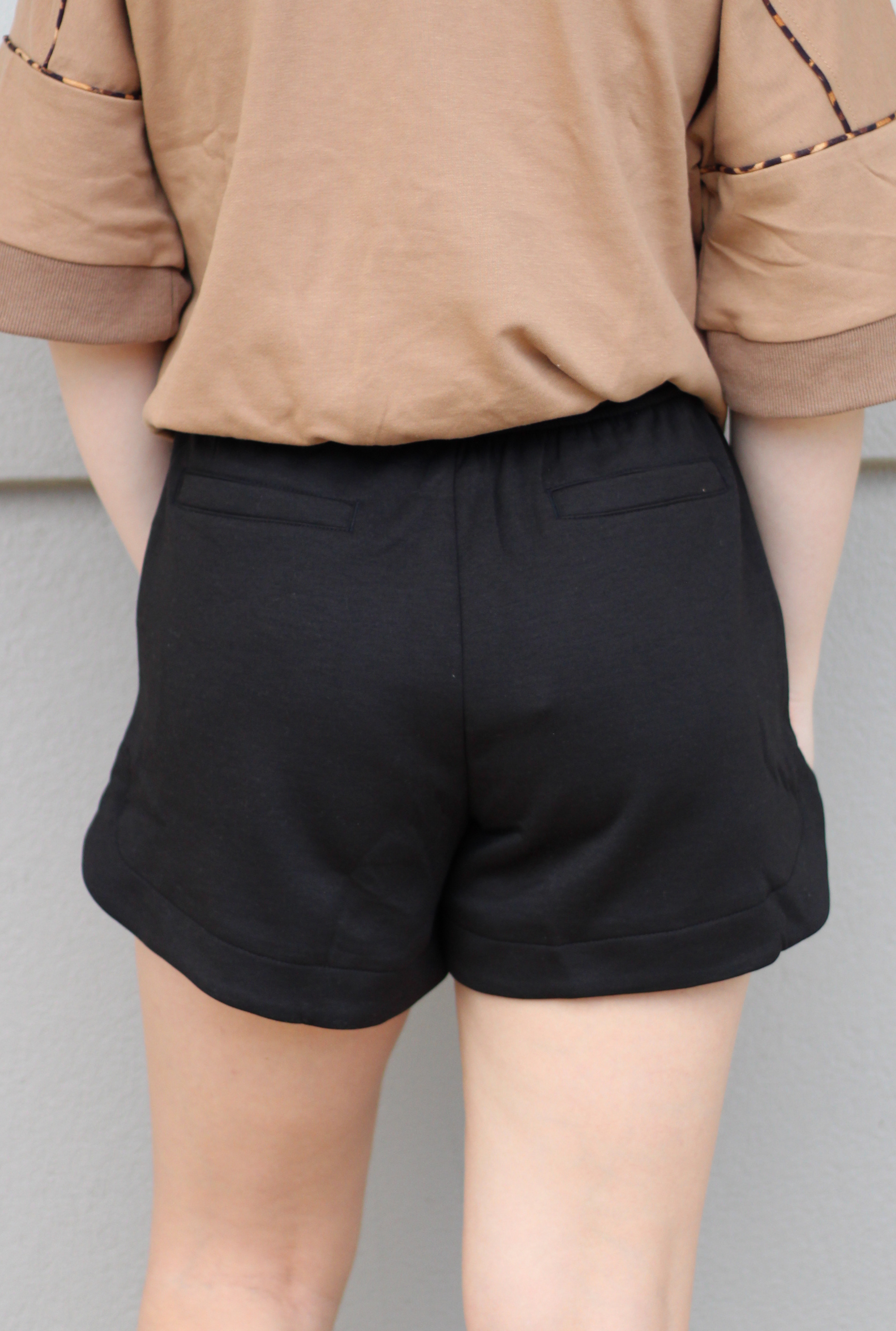 BLACK SCUBA ELASTIC WAISTBAND SHORTS WITH POCKET