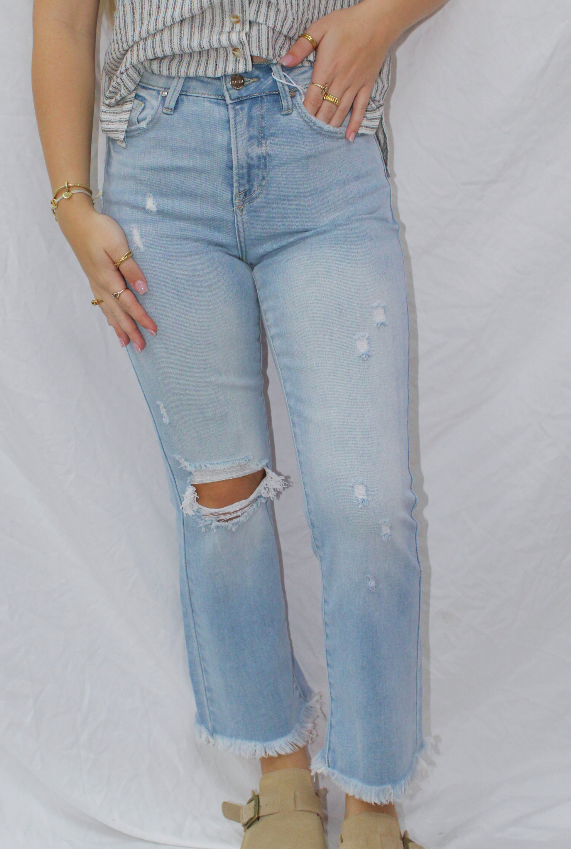 HIGH RISE CROP BOOTCUT FRAYED JEANS