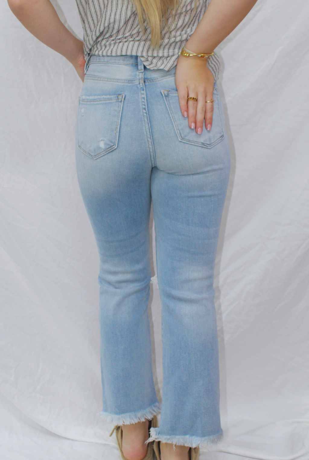 HIGH RISE CROP BOOTCUT FRAYED JEANS