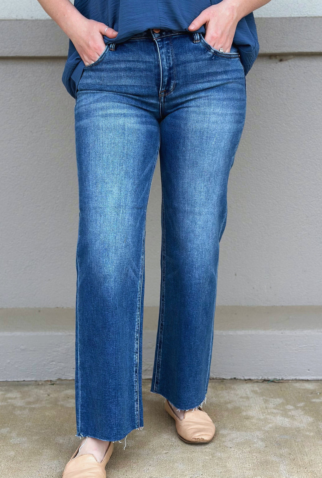 MID RISE CROP WIDE CLEAN CUT HEM JEANS