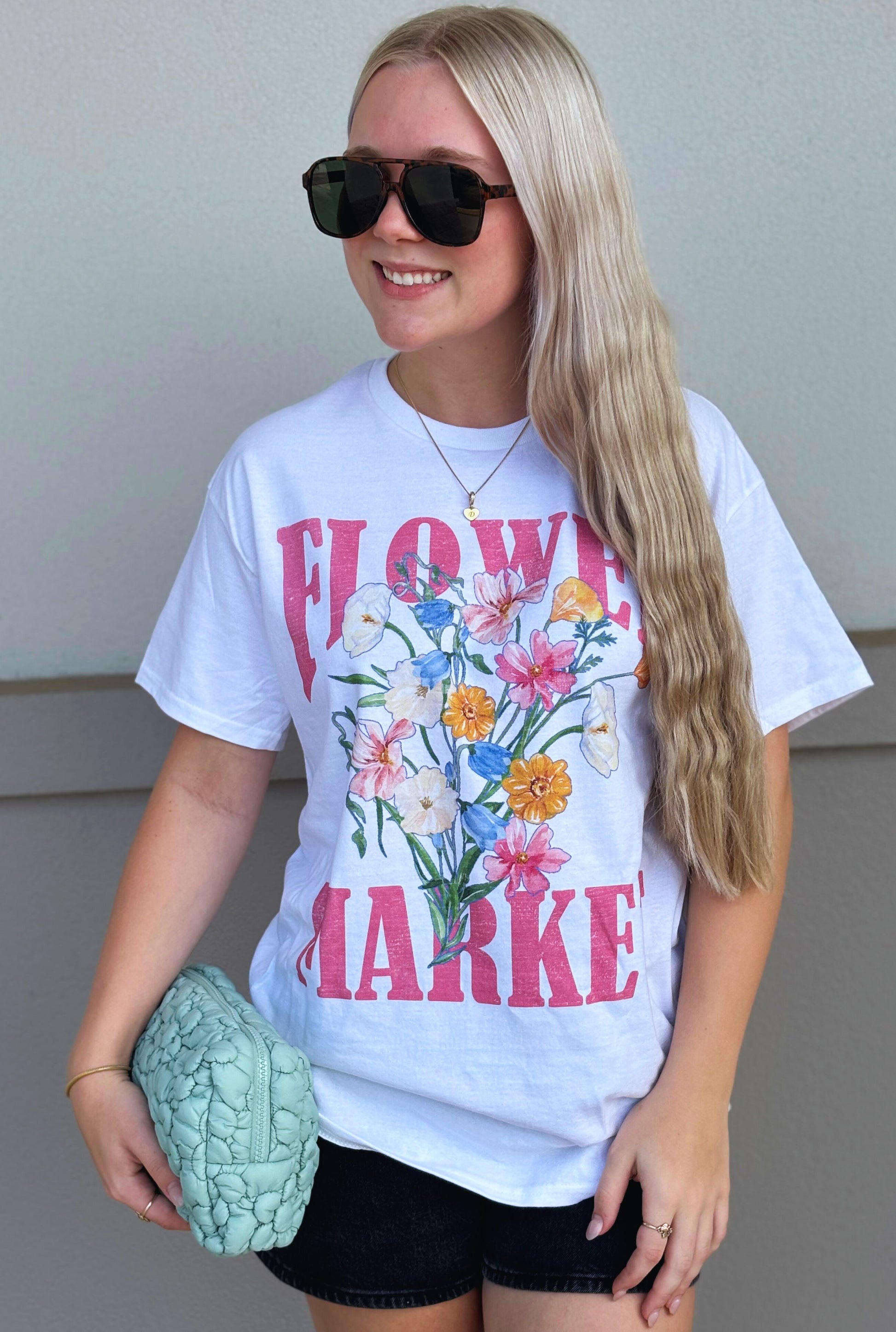 WHITE FLOWER MARKET GRAPHIC TEE