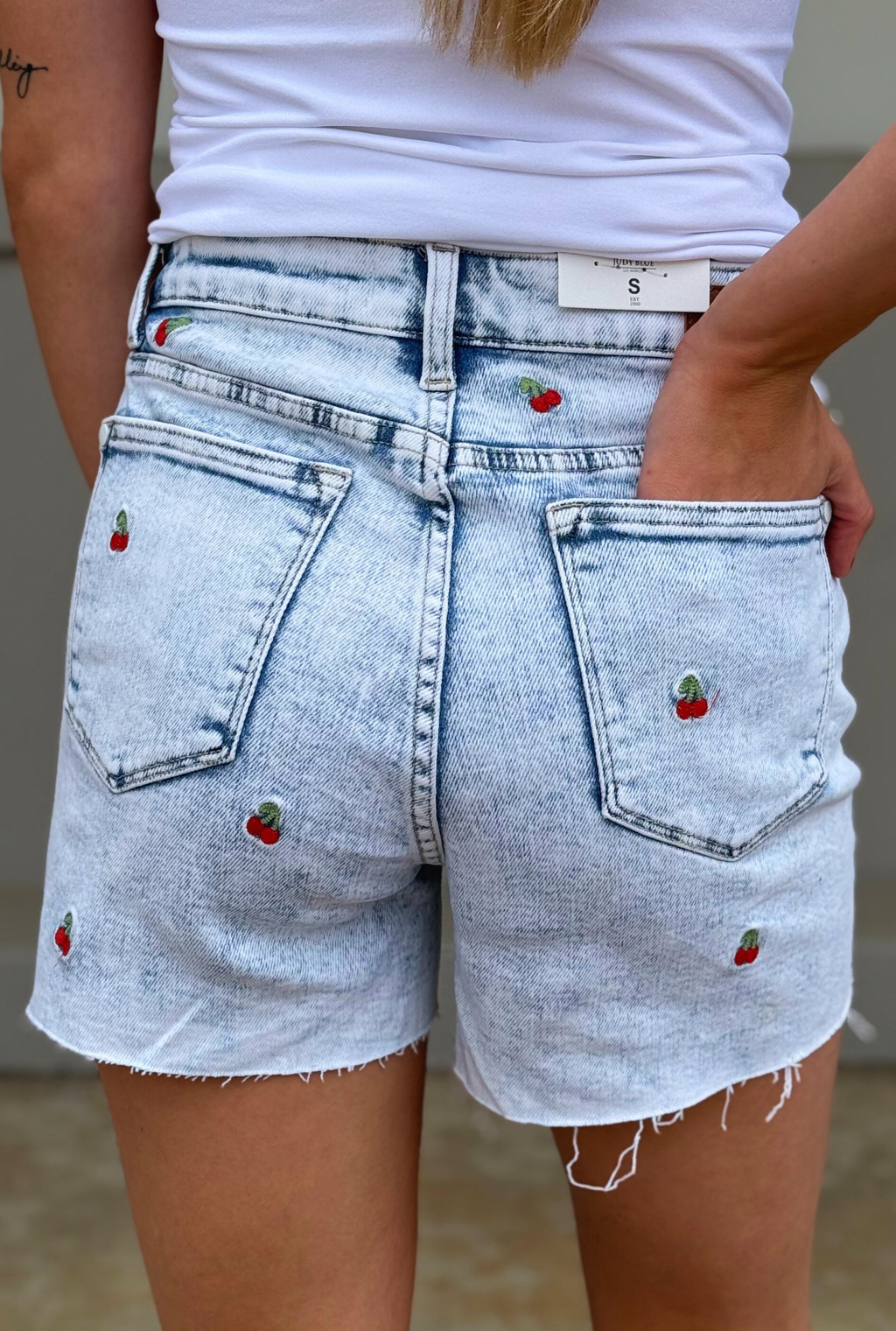 HIGH WAISTED CHERRY EMBROIDERY SHORTS