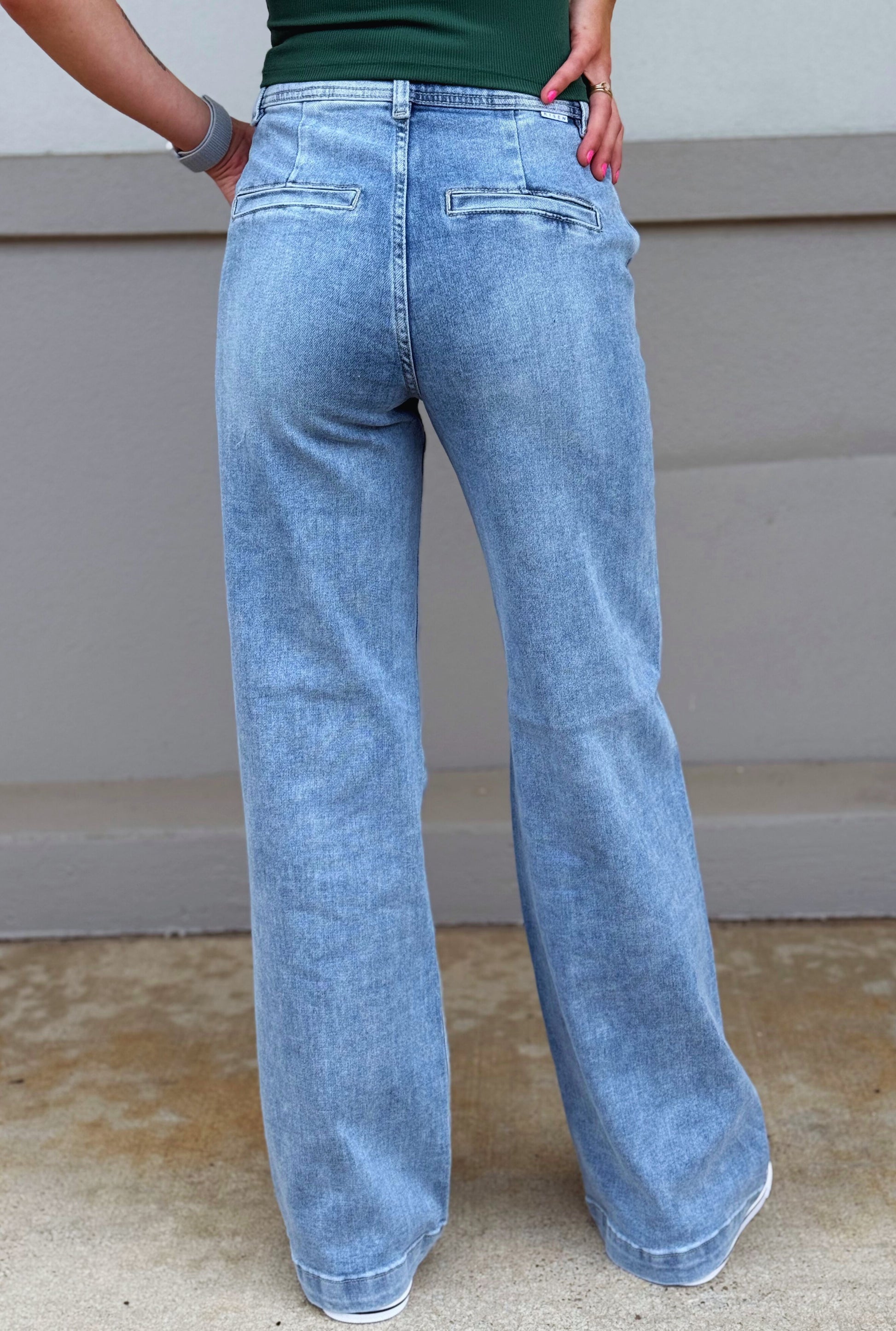 HIGH RISE DOUBLE BUTTON WIDE JEANS