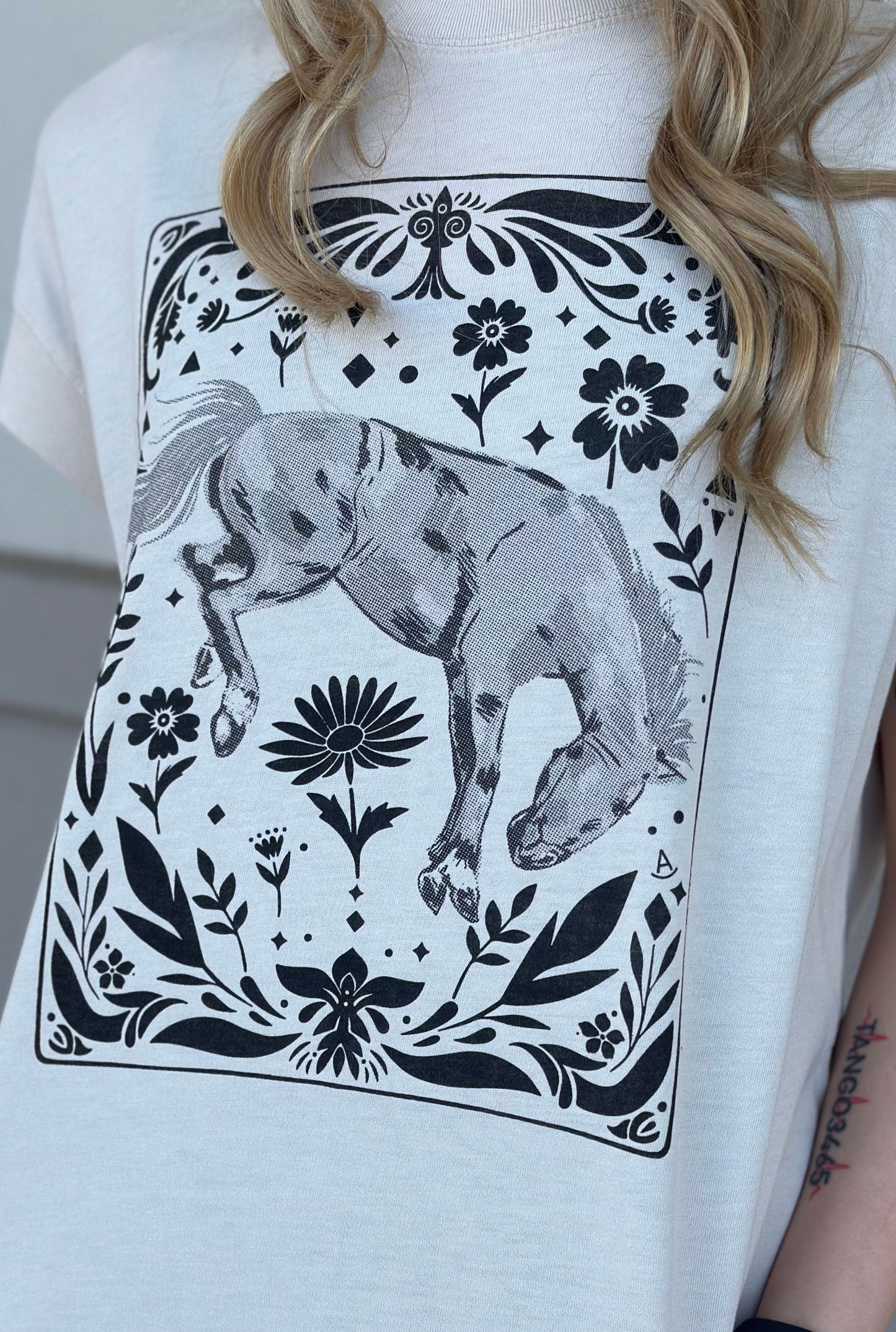 LEAVE HER WILD GRAPHIC TEE