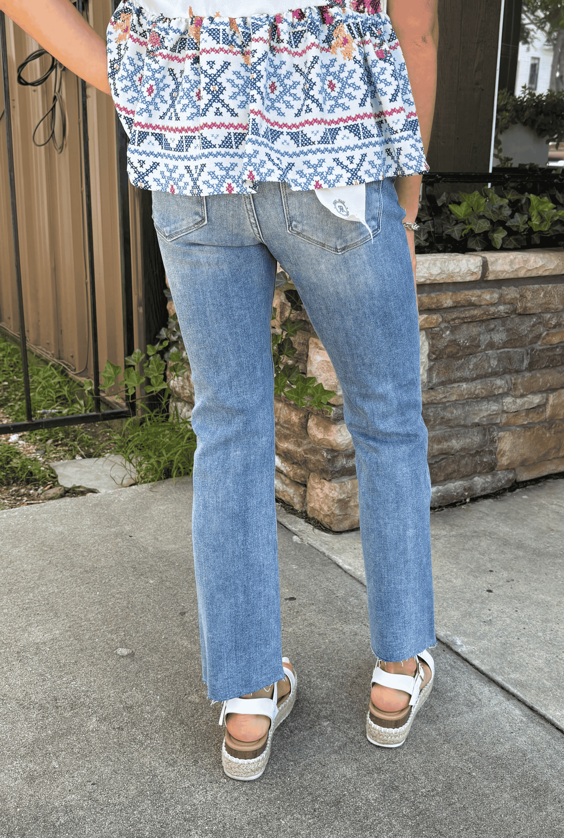 MID RISE RAW EDGE HEM STRAIGHT JEANS