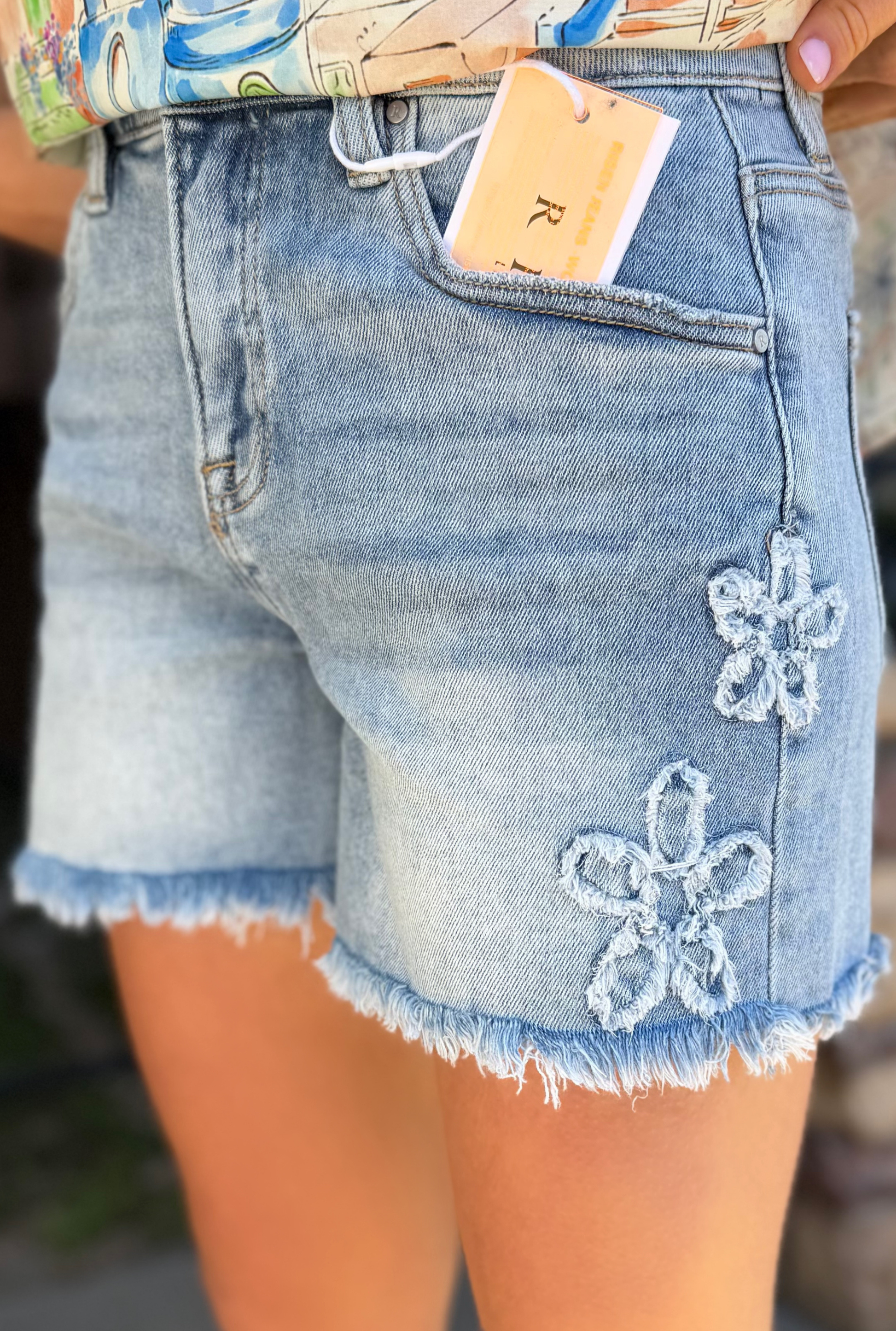 HIGH RISE FLOWER PATCHED SHORTS