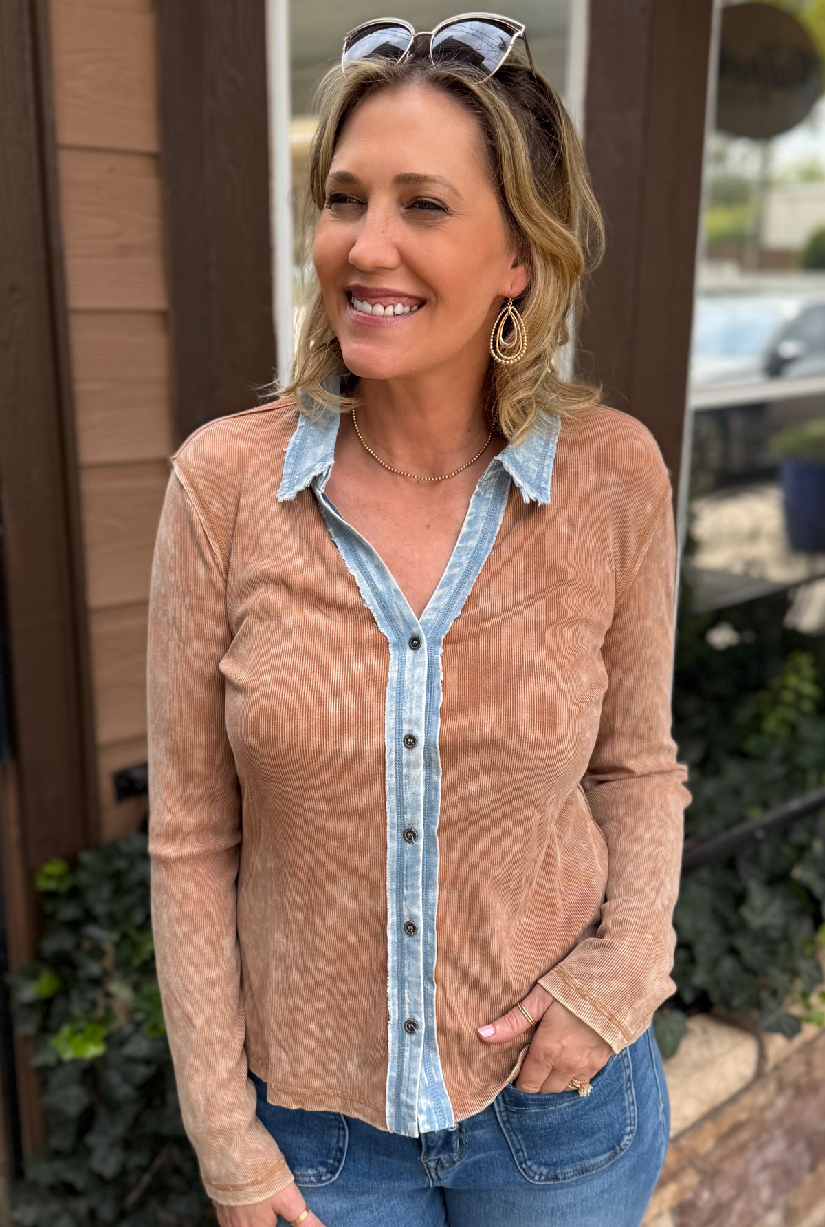 WASHED BROWN BUTTON DOWN TOP