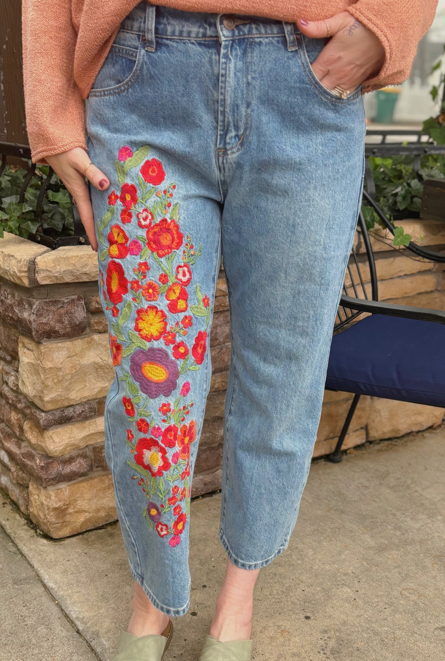 WASHED FLOWER EMBROIDERY DENIM JEANS