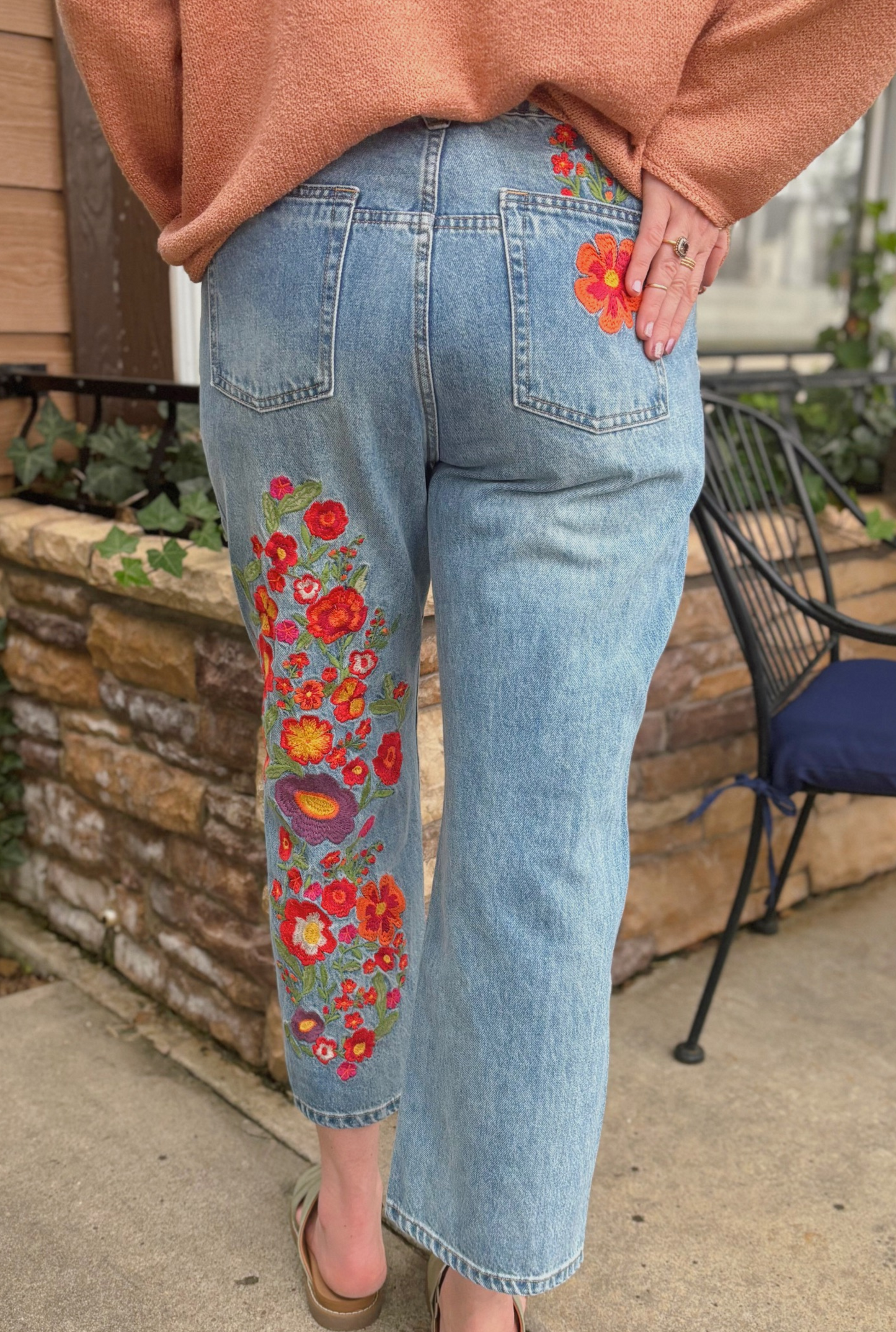 WASHED FLOWER EMBROIDERY DENIM JEANS