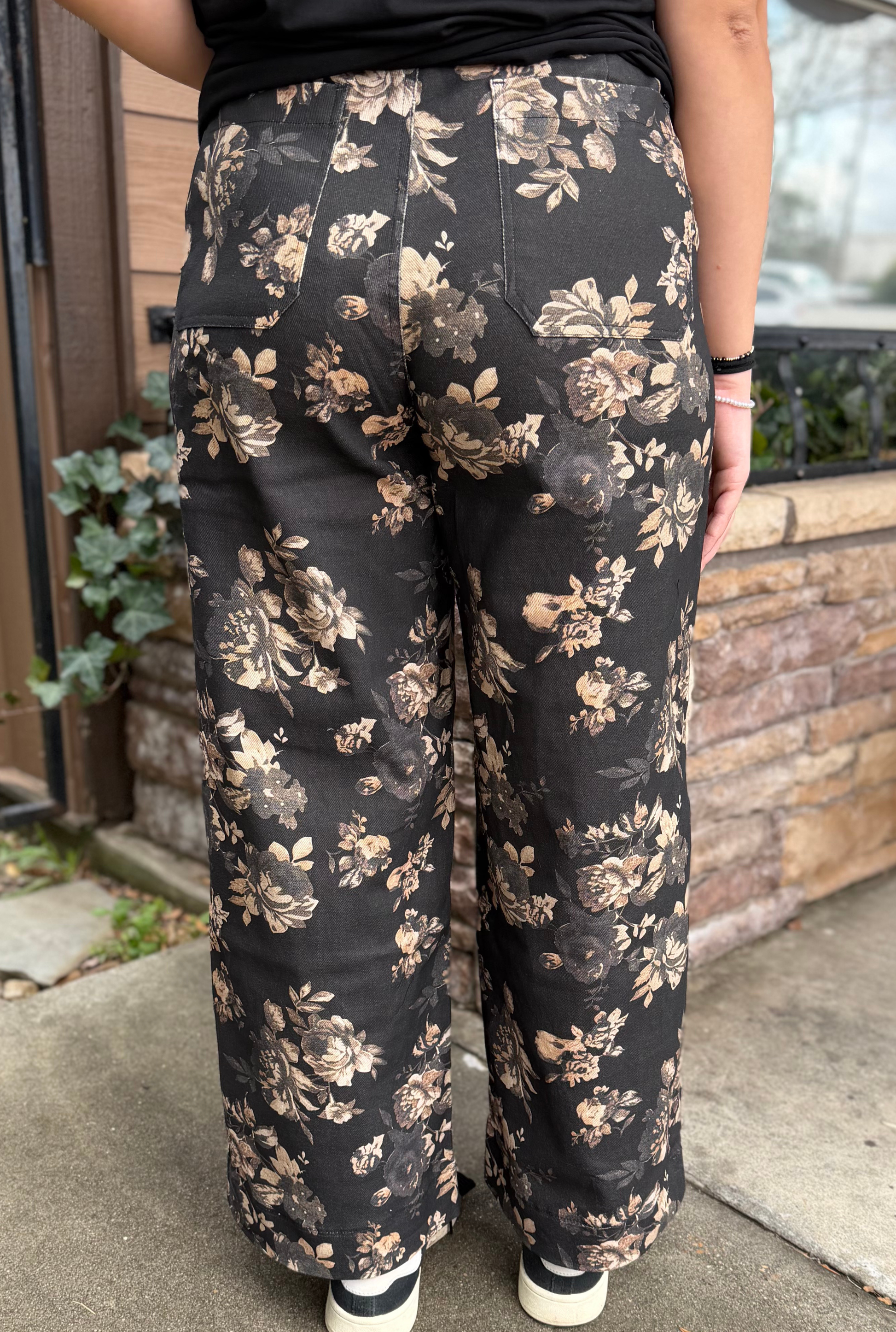 BLACK FLORAL ANKLE PANTS