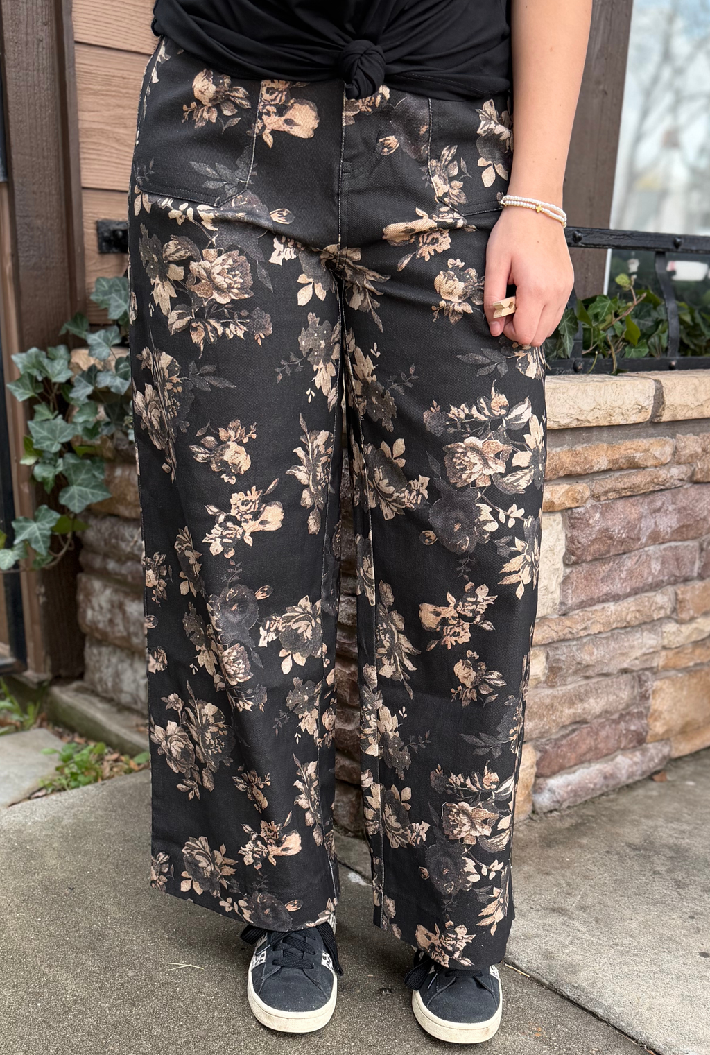 BLACK FLORAL ANKLE PANTS