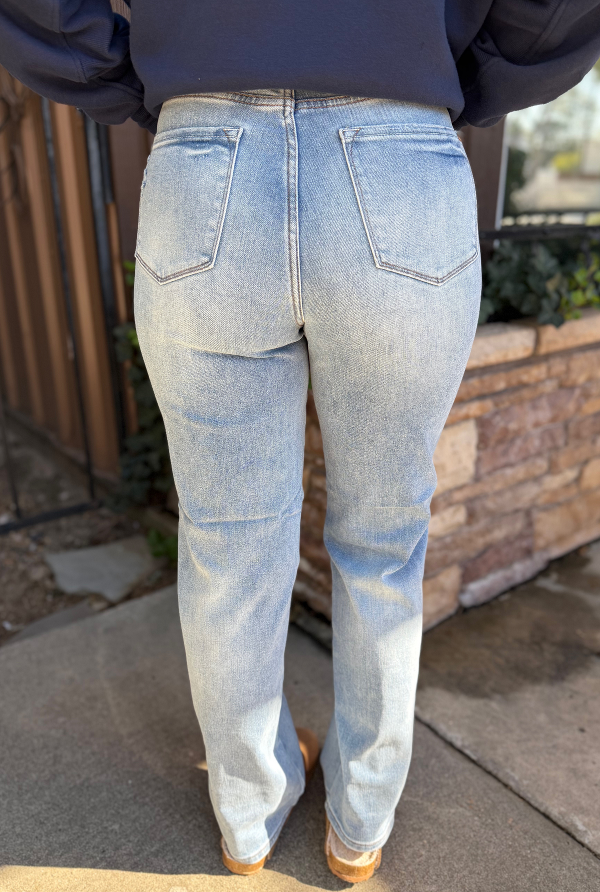 LIGHT WASH STRAIGHT ANNA JEANS