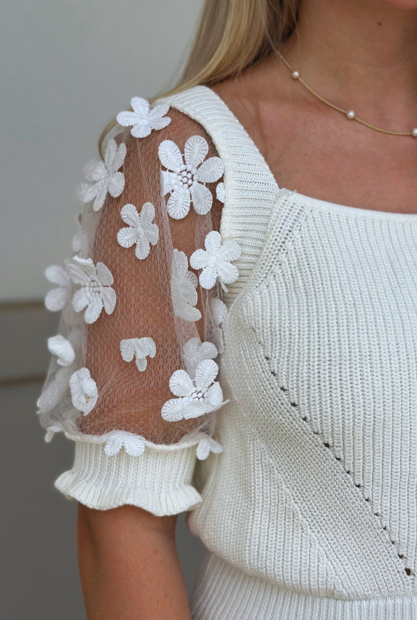 WHITE ELEGANT FLORALS TOP