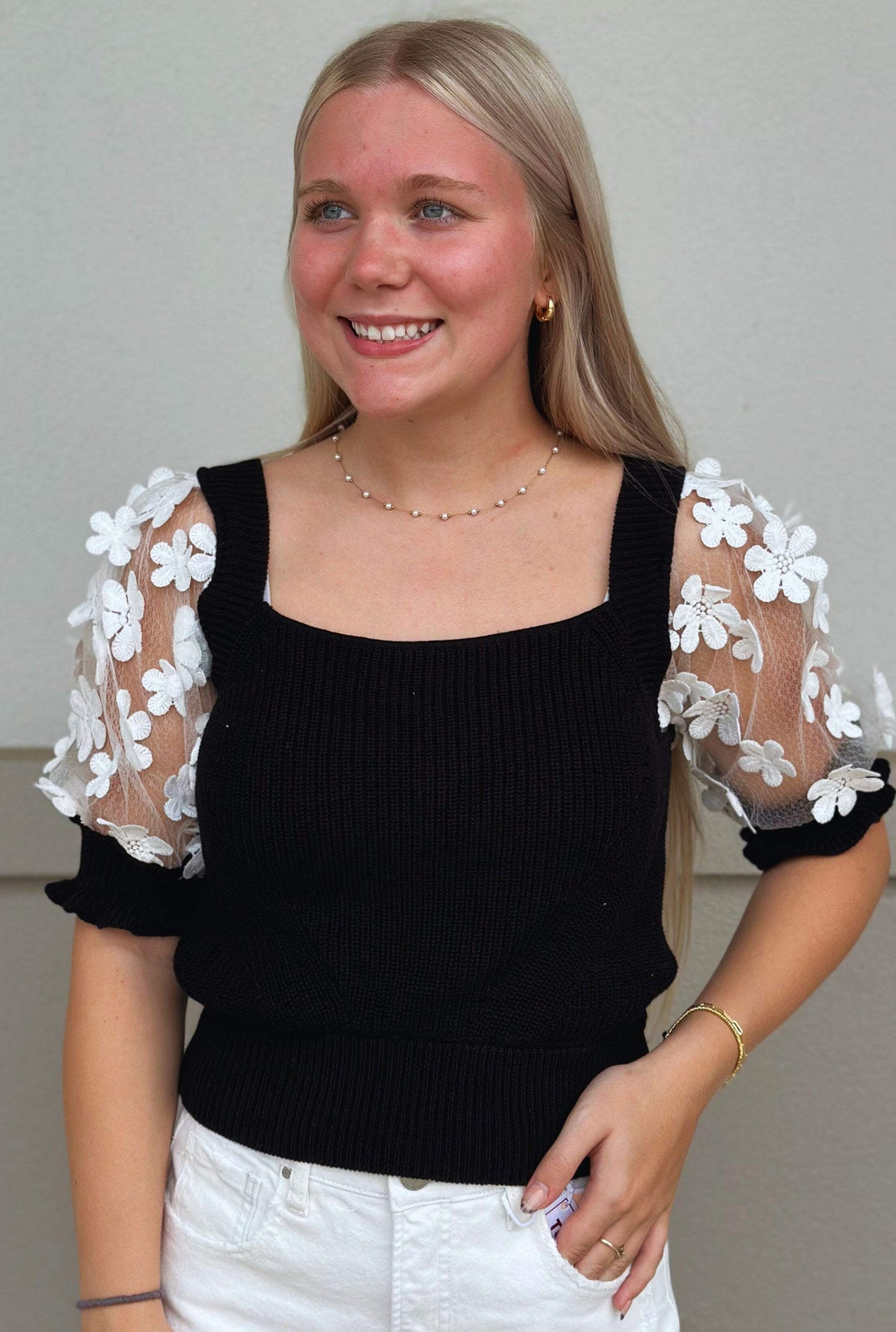 BLACK ELEGANT FLORALS TOP