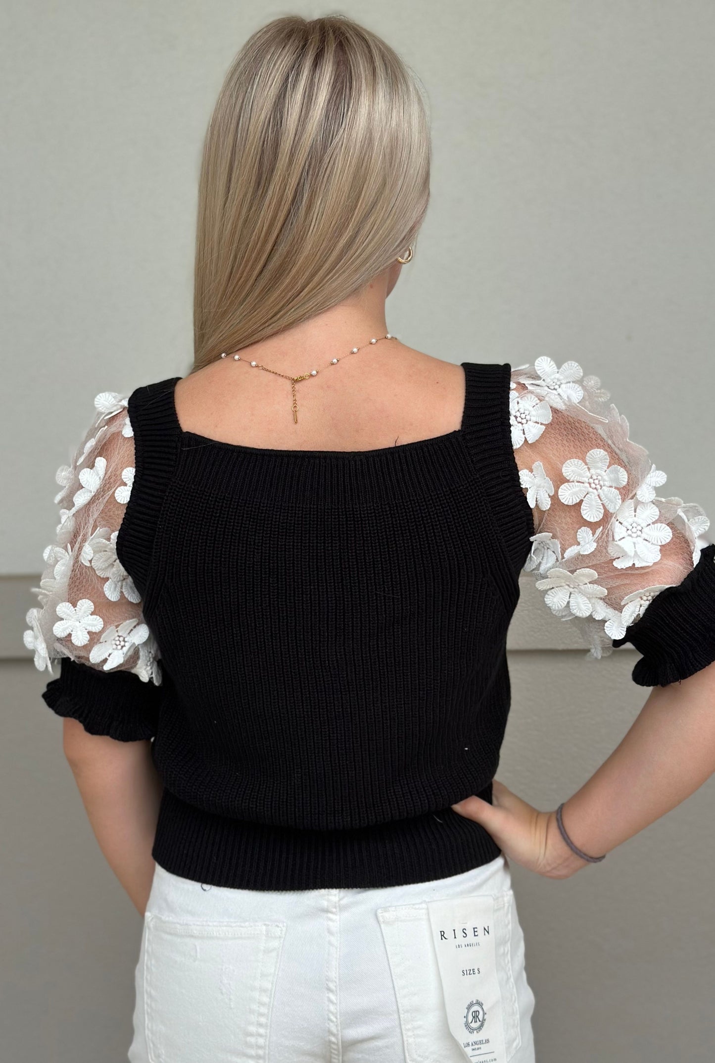 BLACK ELEGANT FLORALS TOP