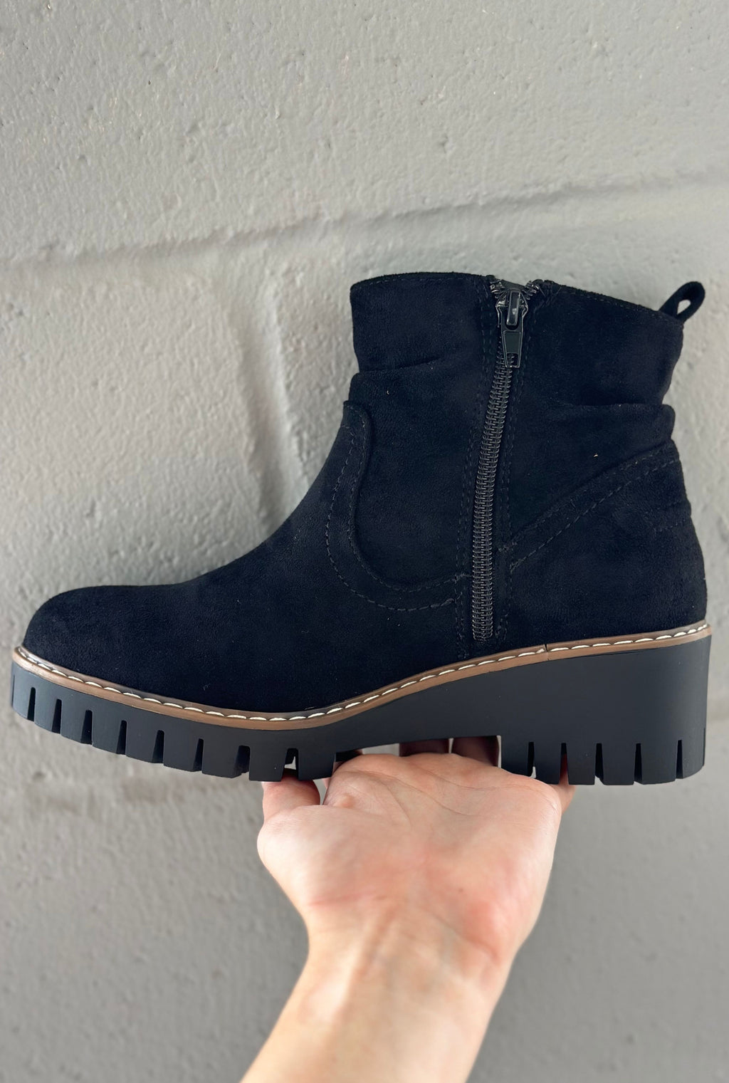 BLACK DASHING BOOTIES