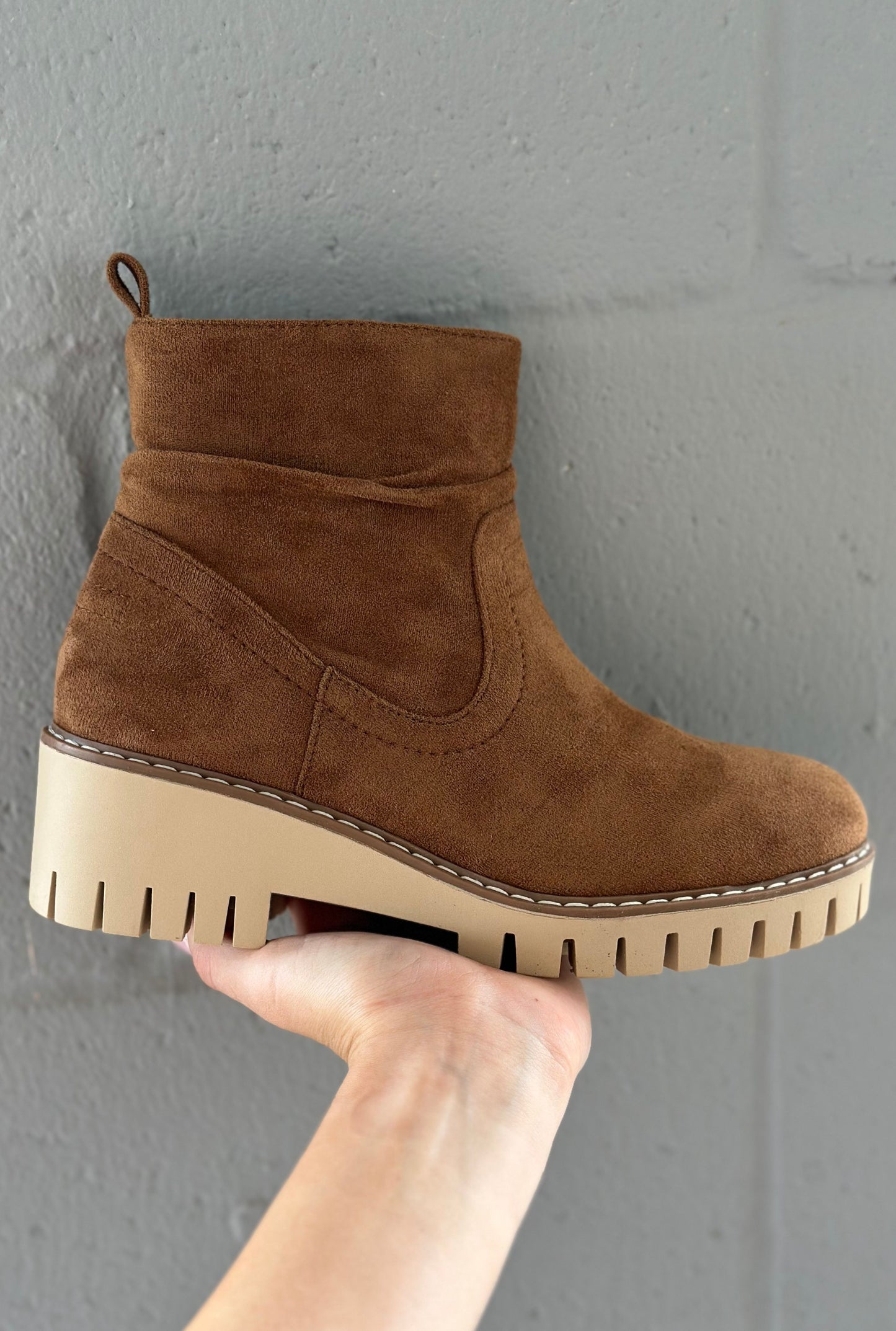 TAN DASHING BOOTIES