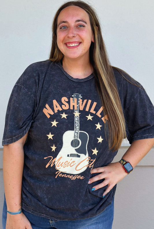 CURVY BLACK NASHVILLE GRAPHIC TEE