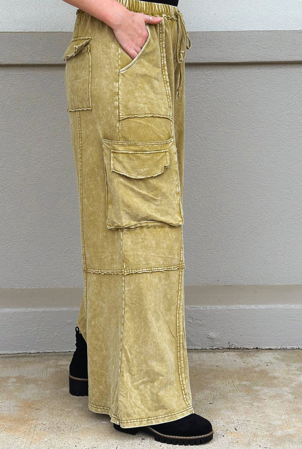 OLIVE EASEL CARGO PANTS