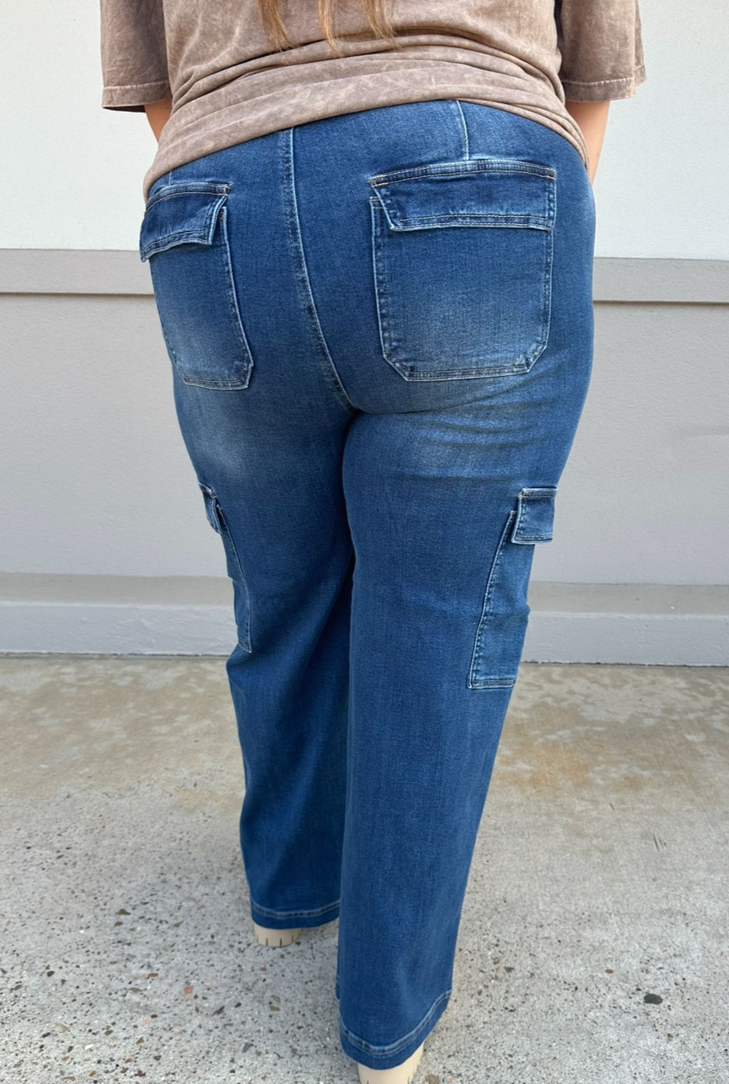 CURVY HIGH RISE CARGO JEANS