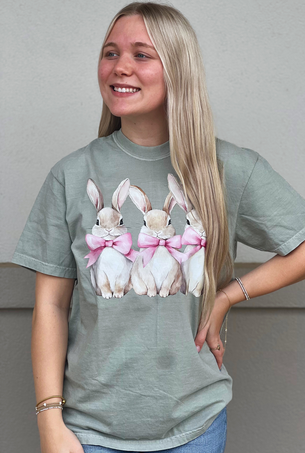 SAGE EASTER BOW GRAPHIC TEE